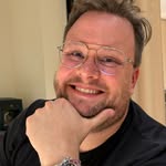 Matthias Schmoldt, lachend, mit Brille
